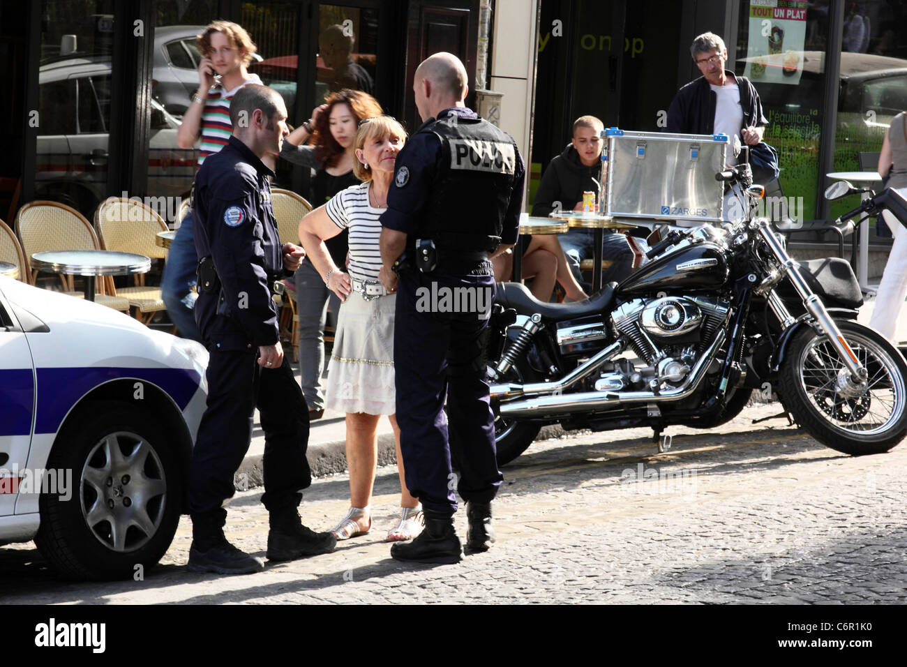 Zwei Paris Gendarmen im Gespräch mit einer Frau Stockfoto