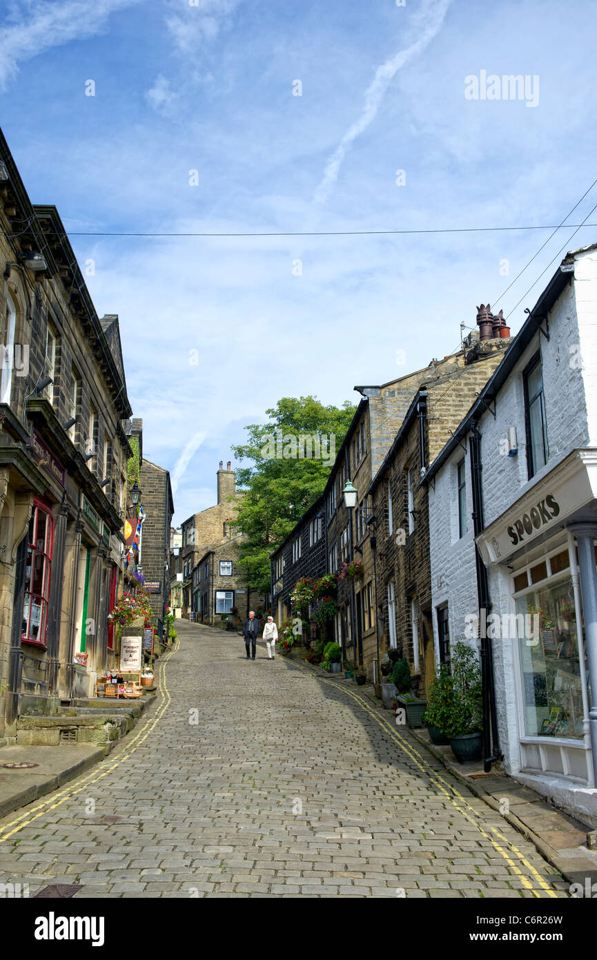 Straße in die malerische Stadt von Haworth, West Yorkshire Stockfoto
