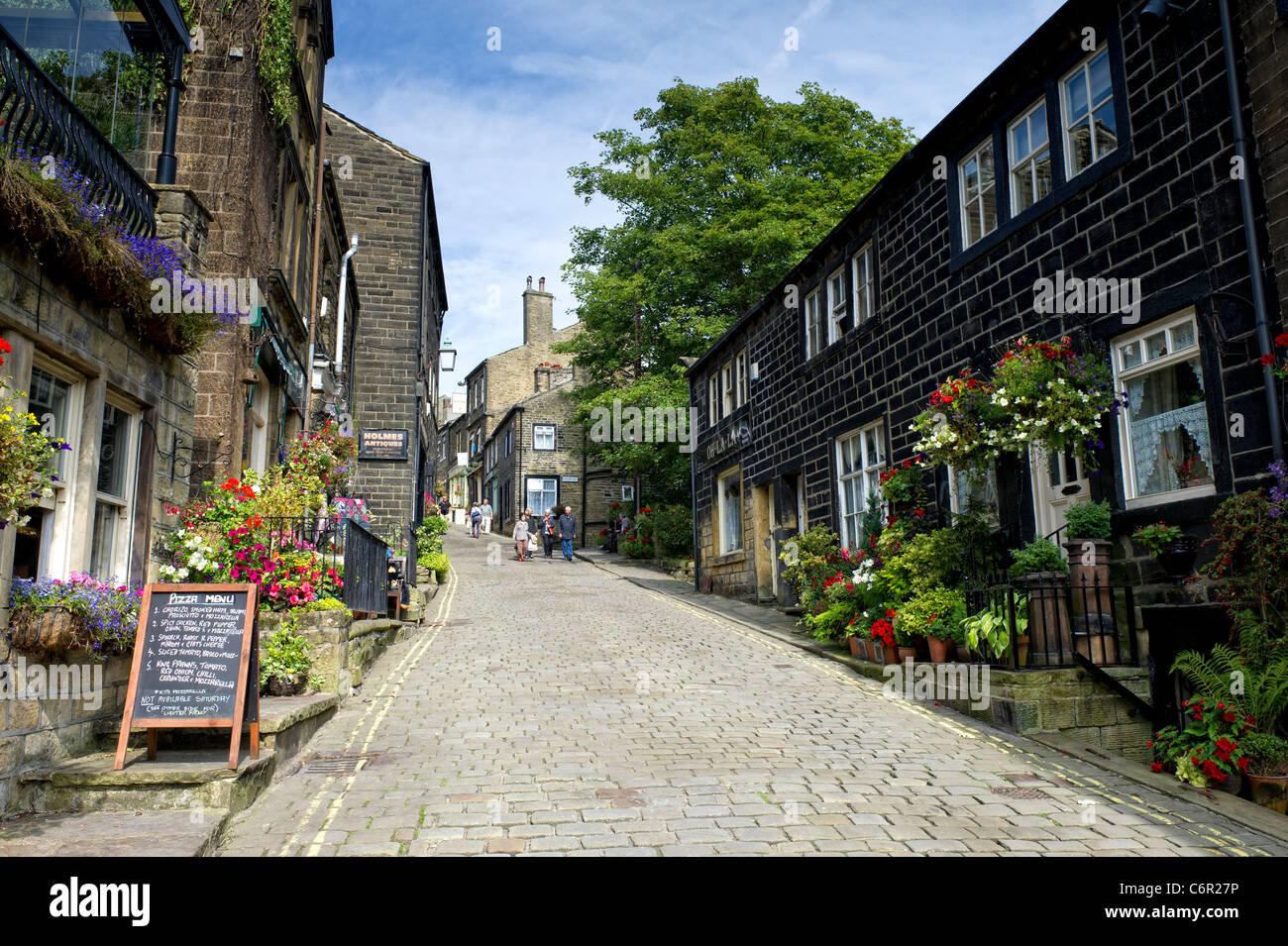 Straße in die malerische Stadt von Haworth, West Yorkshire Stockfoto