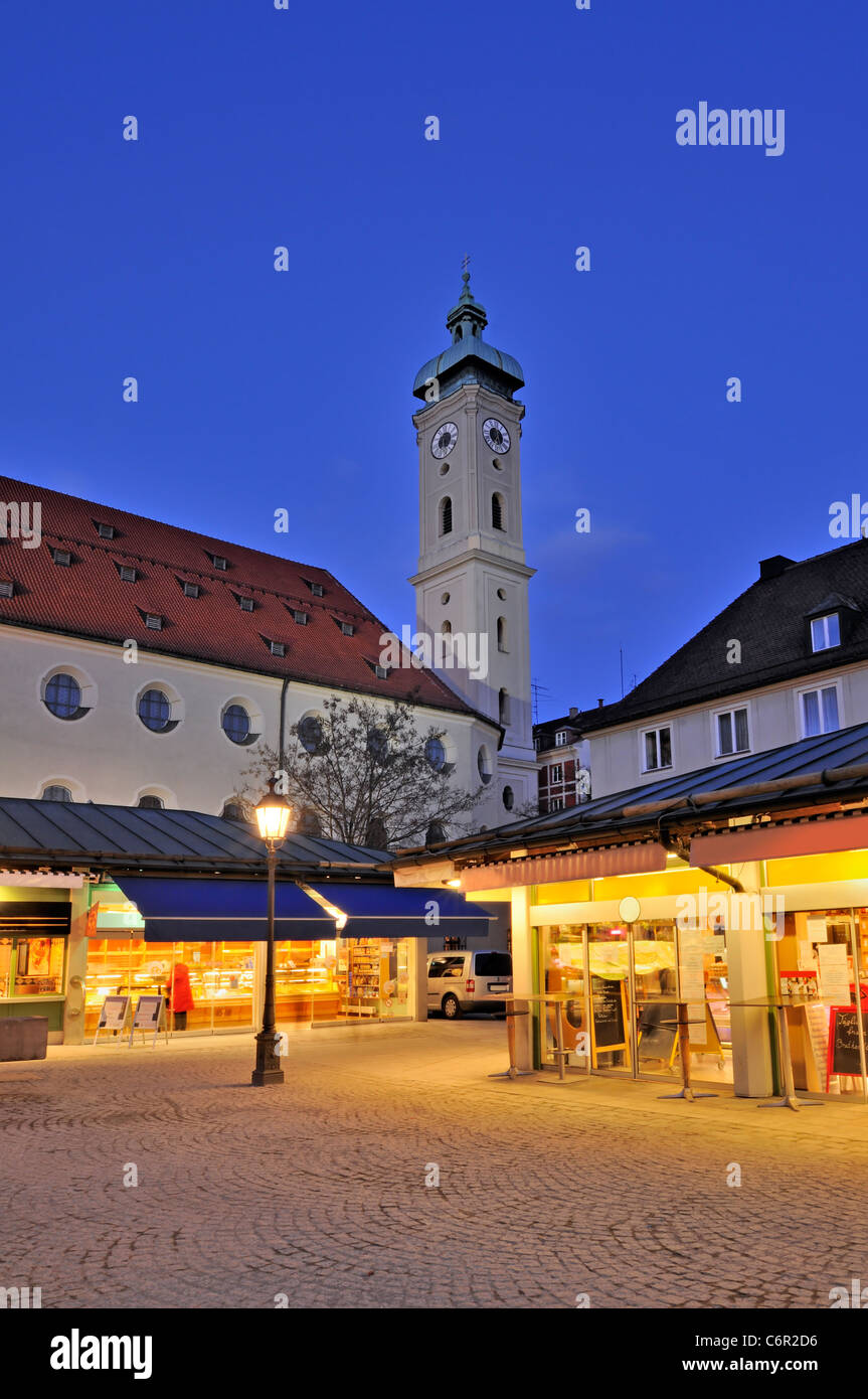 Viktualienmarkt und der Heiliggeist-Kirche, München, Deutschland. Stockfoto