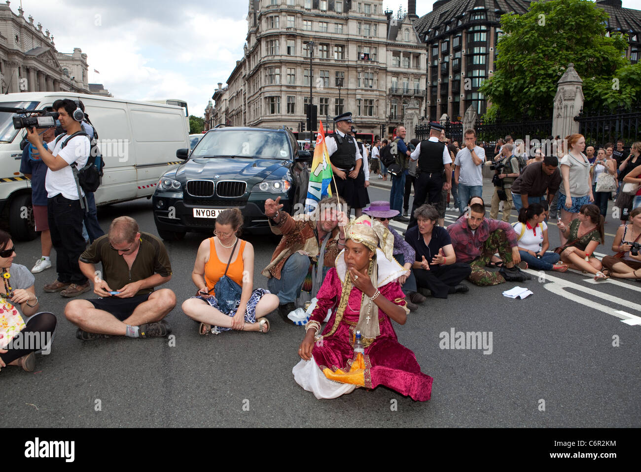 Demokratie-Dorf Camper halten einen Sit-Down friedlichen Protest außerhalb der Houses of Parliament. Stockfoto