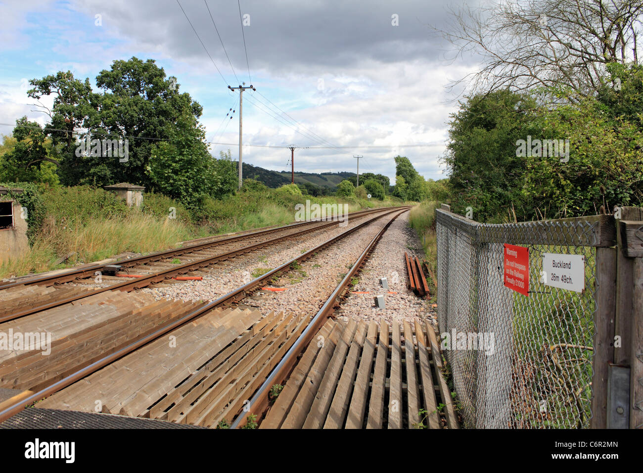 Bahnstrecke in den Bahnübergang am Buckland nahe Reigate, Surrey England UK Stockfoto