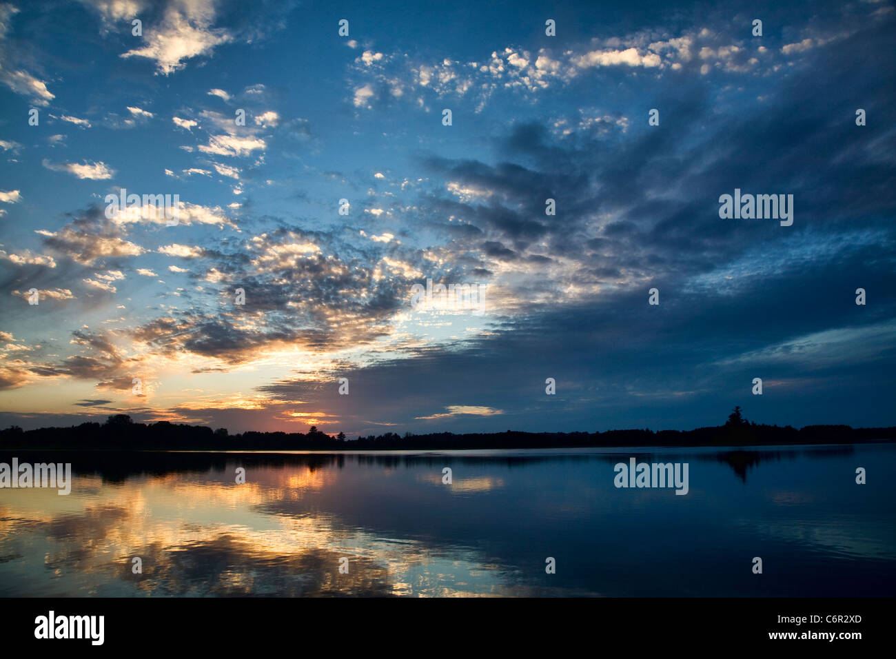 Sonnenuntergang über treffend benannt Sonnenuntergang See im nördlichen Minnesota, USA. Stockfoto