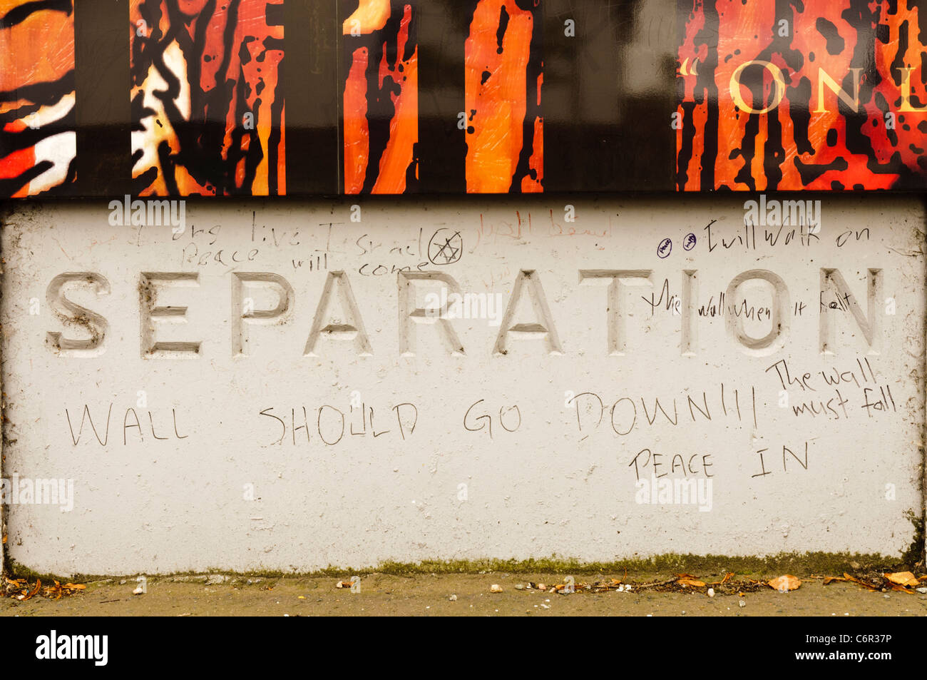 Teil eines Belfast "Frieden Wände" Stockfoto