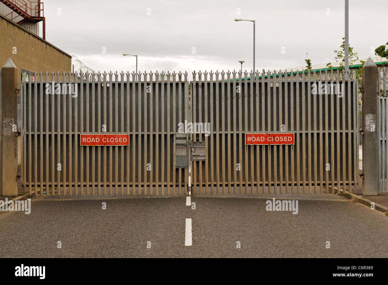 Geschlossenen Tor über die Straße in einem der Belfast "Frieden Wände" Stockfoto