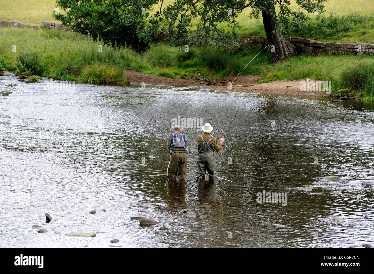 zwei Männer Fliegenfischen Fluss Derwent Chatsworth Anwesen Derbyshire England uk Stockfoto