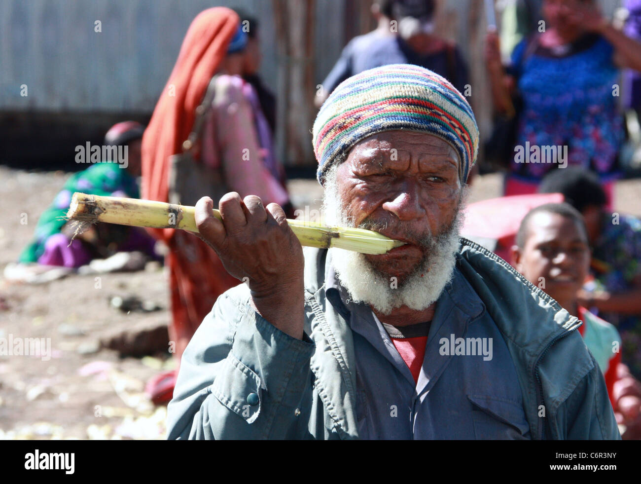 Papua-Mann kauen Zuckerrohr auf einem Markt in Mount Hagen Stockfoto