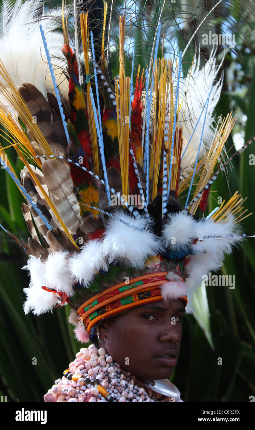 Tribeswoman von Papua-Neu-Guinea mit erstaunlichen Kopfschmuck geschmückt mit Federn von Birds Of Paradise Stockfoto