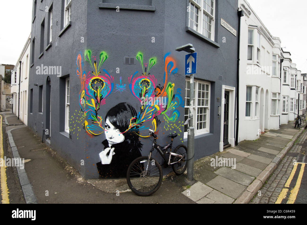 Graffiti eines Mädchens von Hutch und Stinkfish Spray lackiert auf ein Reihenhaus in North Laine, Brighton, East Sussex, UK Stockfoto