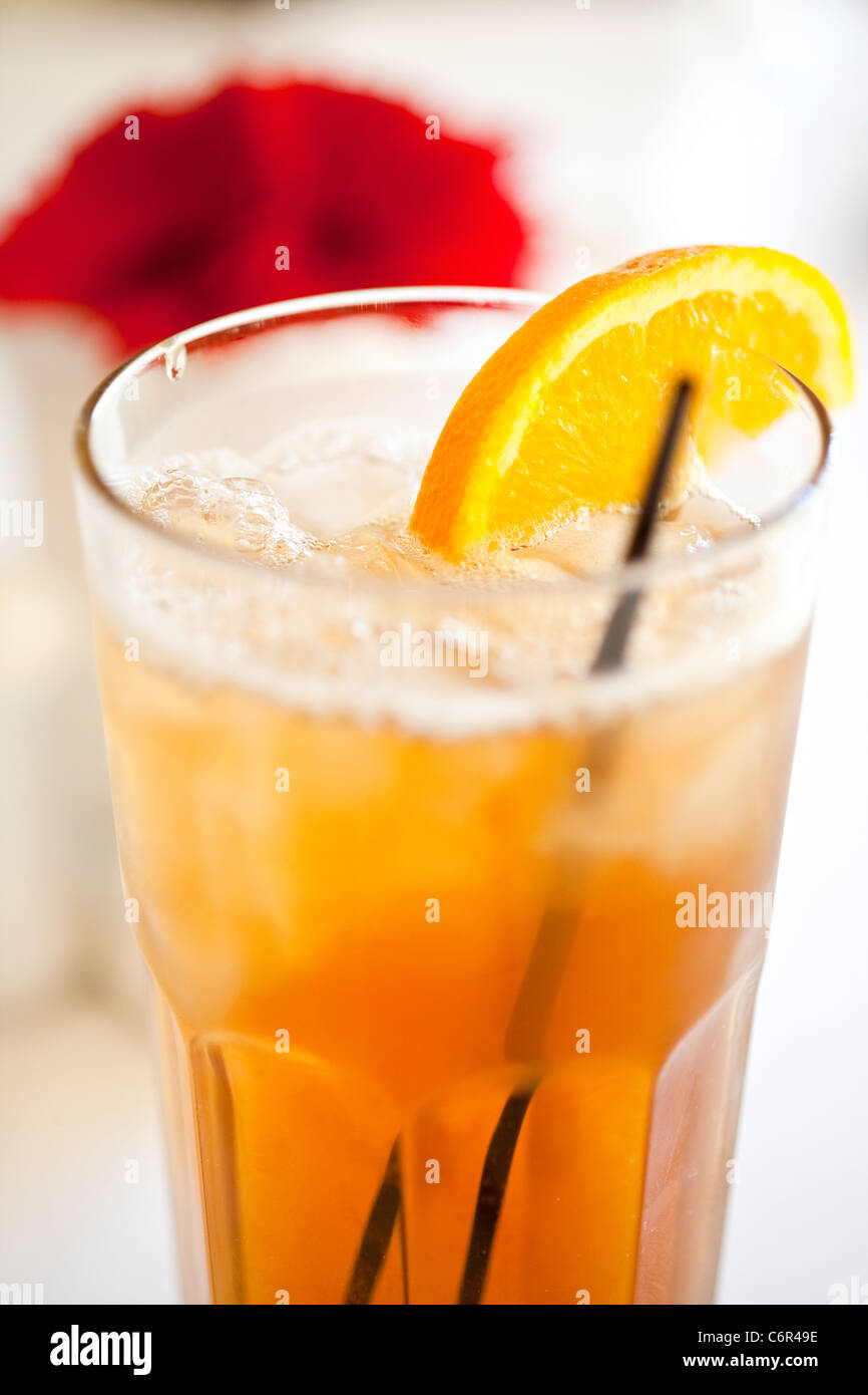 Glas mit einer Scheibe Zitrone Eistee Stockfoto