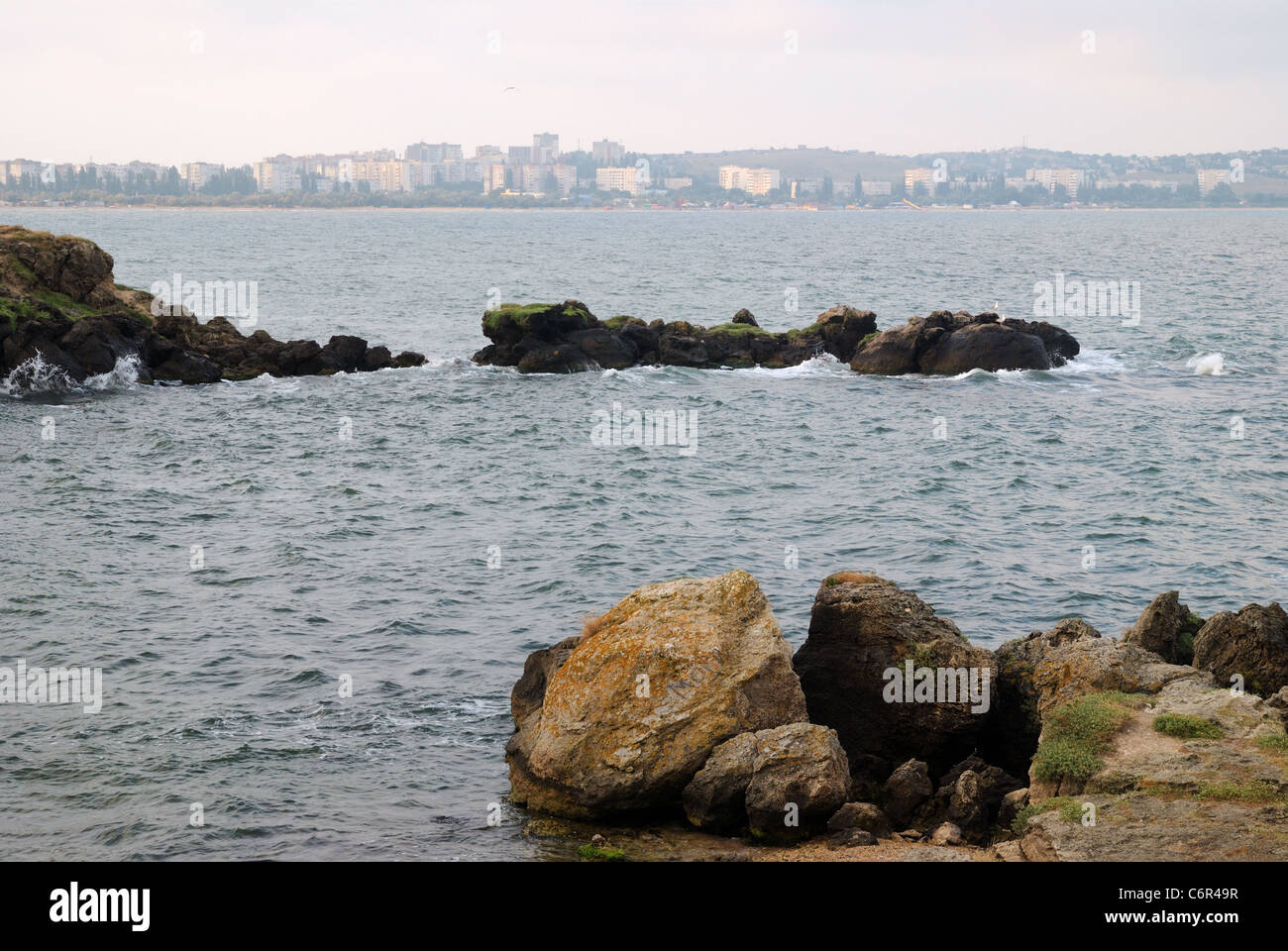 Cape Kazantyp, Shcholkine Stadt im Hintergrund, Krim, Ukraine Stockfoto