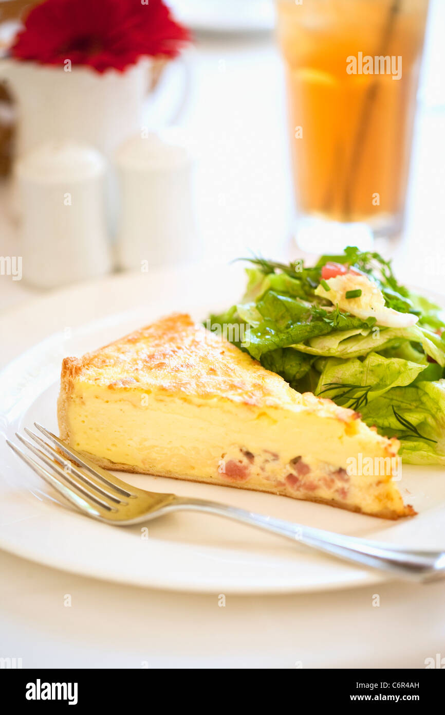 Schinken-Quiche mit grünem Salat und ein Eistee, Stella Mare Restaurant ...