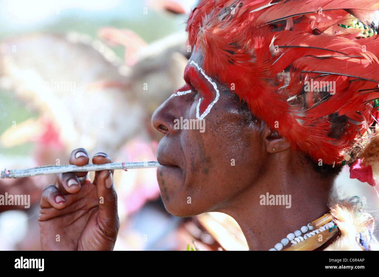 Tribeswoman aus Papua-Neuguinea Rauchen einer Zigarette gerollt aus Zeitung Stockfoto