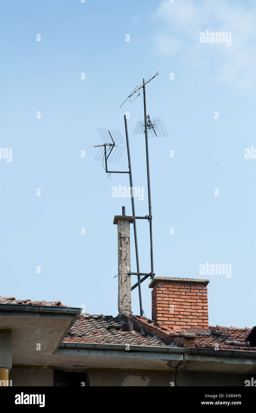TV-Antennen montiert auf dem Dach Stockfoto