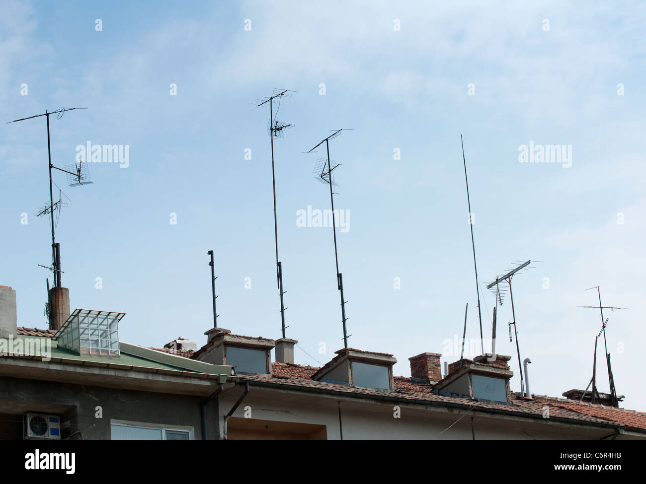 TV-Antennen montiert auf dem Dach Stockfoto