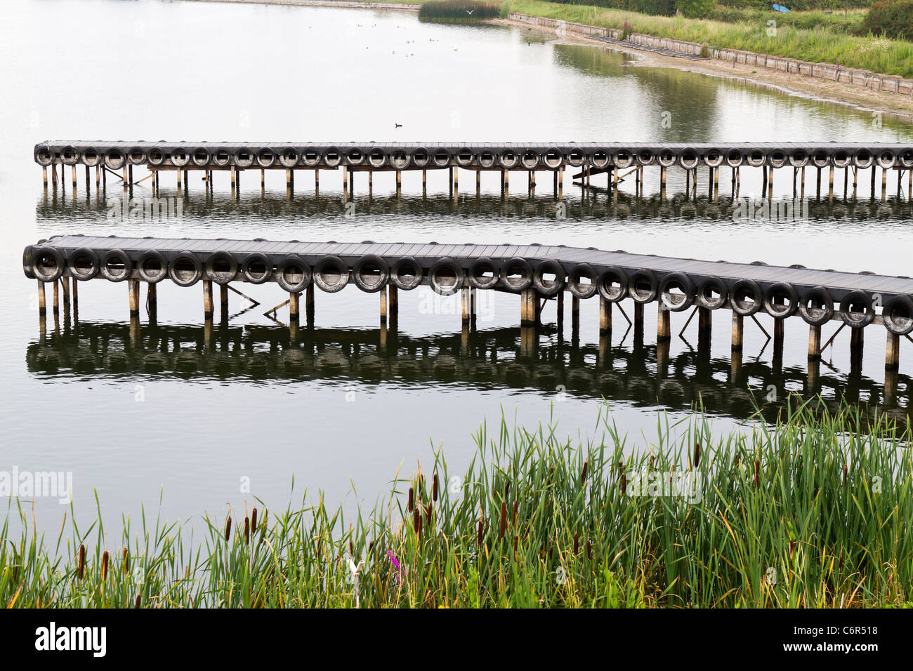 Stege, die hoch aus dem Wasser auf Gailey Reservoir wegen Niedrigwasser Stockfoto