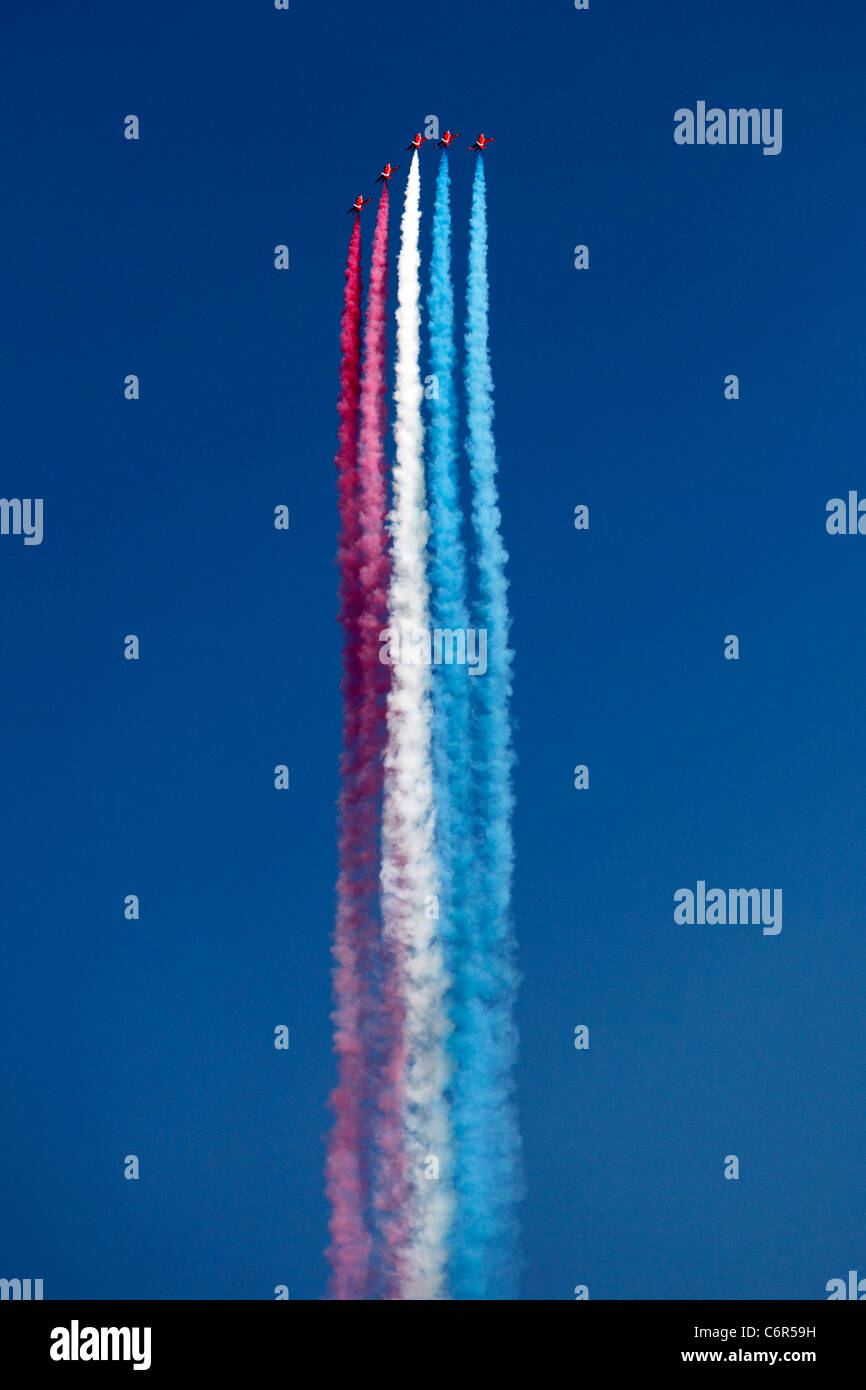 "Red Arrows" aerobatic anzeigen team Bunt rot, weiß und blau [Kondensstreifen] gegen Sommer Himmel, England, UK Stockfoto