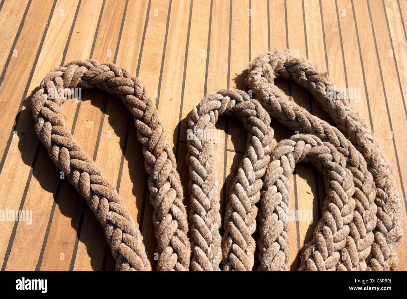 Seile auf einem Segelschiff Stockfoto