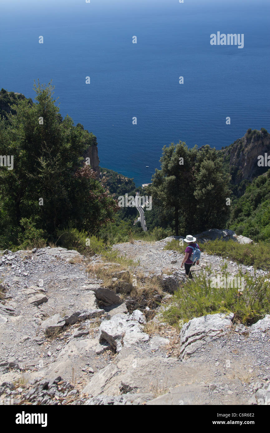 Blick auf die Amalfi-Straße und Küste von der steilen Sentiero Degli Dei, Pfad der Götter, an der Amalfi-Küste aus gesehen Stockfoto
