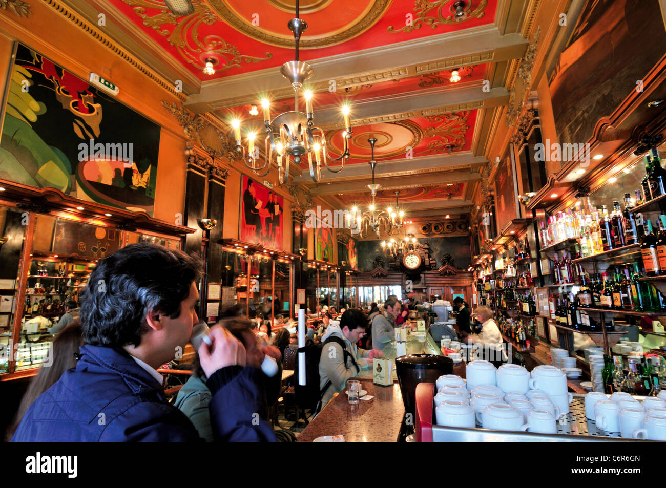 Portugal, Lissabon: Innenansicht des Café A Brasileira Stockfoto