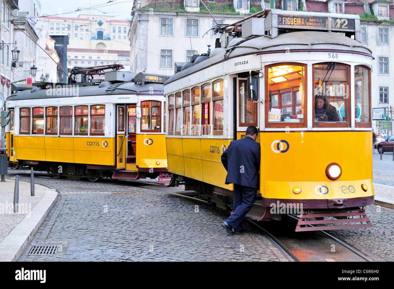 Portugal, Lissabon: Historische Straßenbahnen in der Innenstadt Platz Praca da Figueira Stockfoto