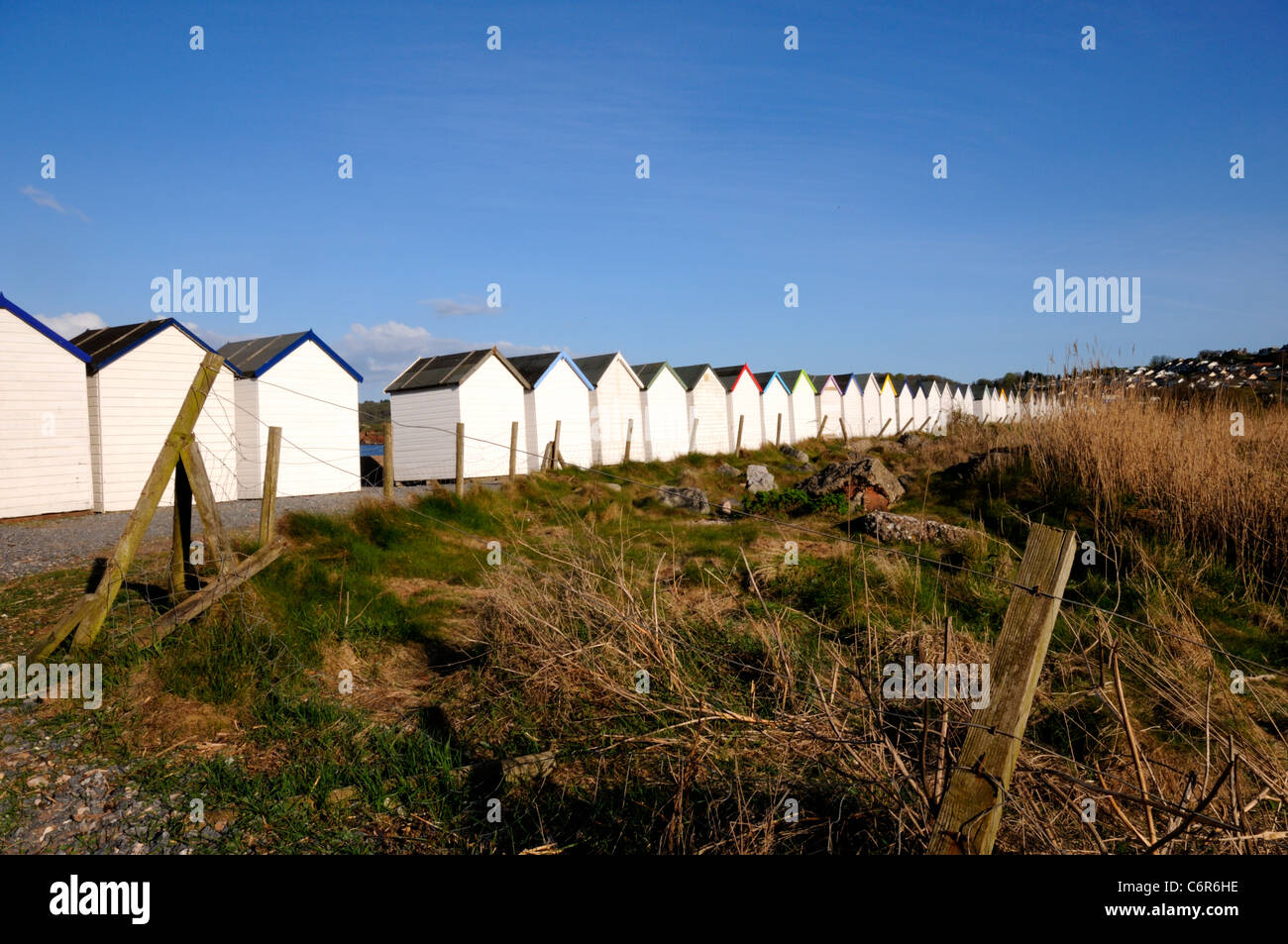Strandhütten auf der Promenade am Broadsands in der Nähe von Paignton, Devon, England. Stockfoto