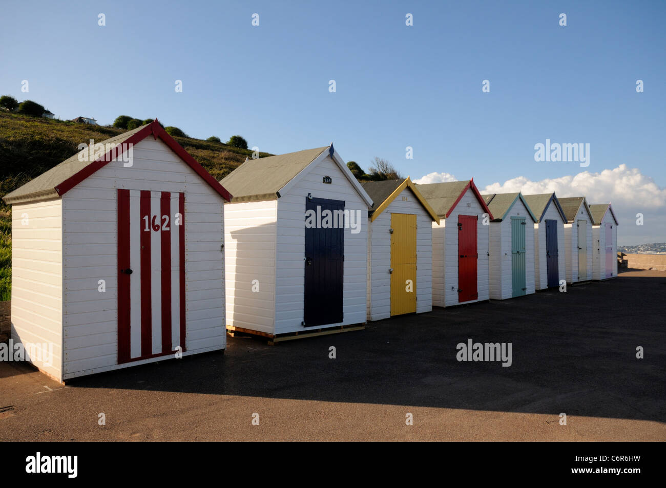 Strandhütten auf der Promenade am Broadsands in der Nähe von Paignton, Devon, England. Stockfoto