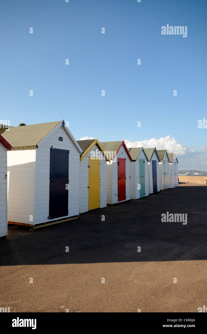 Strandhütten auf der Promenade am Broadsands in der Nähe von Paignton, Devon, England. Stockfoto