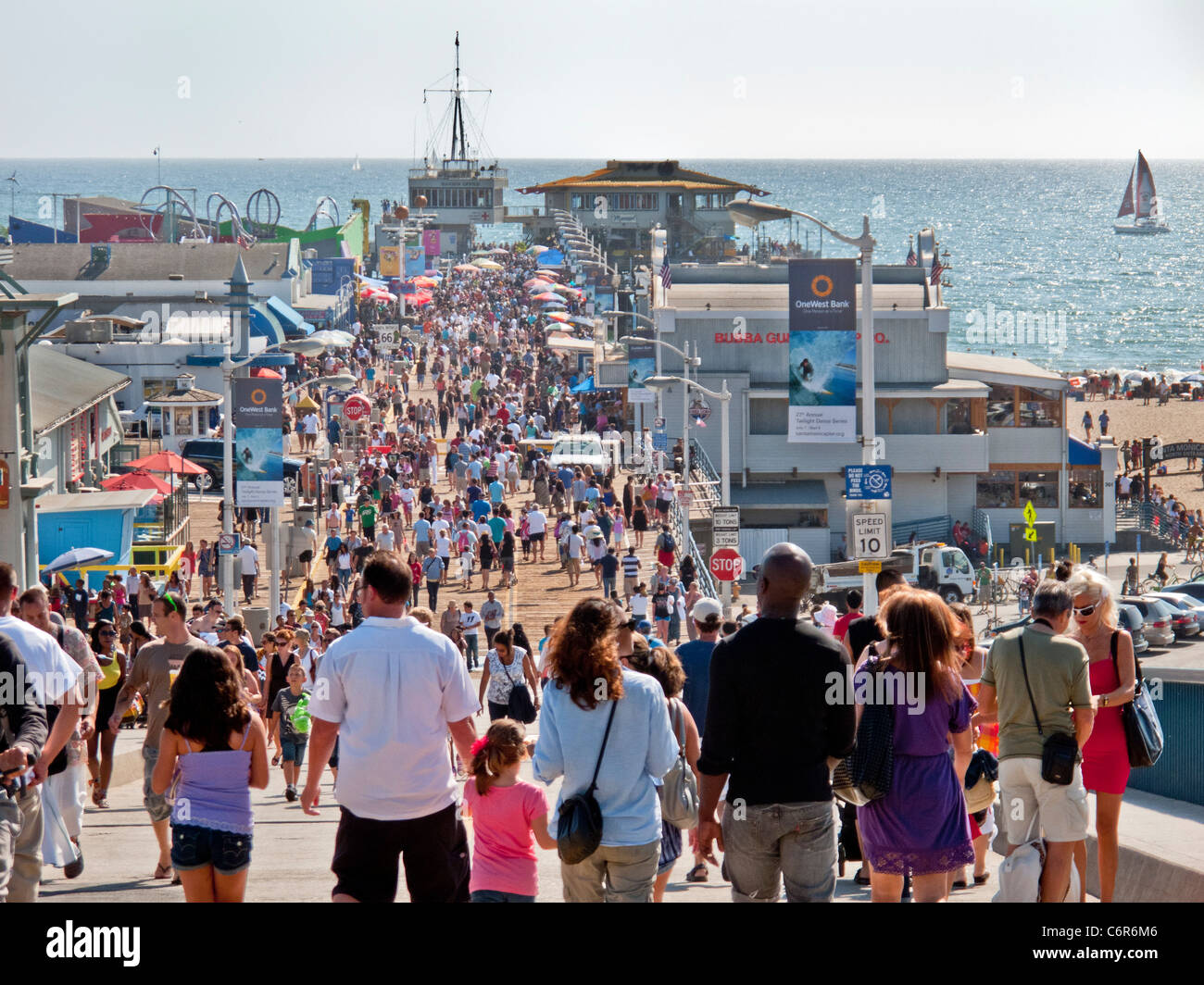 Am Wochenende Besucher drängen sich den Vergnügungspark Pier in Santa Monica, Kalifornien. Stockfoto