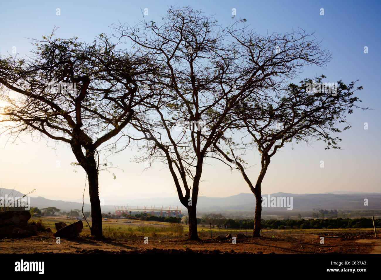 Malerische Landschaft von Nelspruit mit Silhouette Bäume und das Mbombela-Stadion in der Ferne Stockfoto