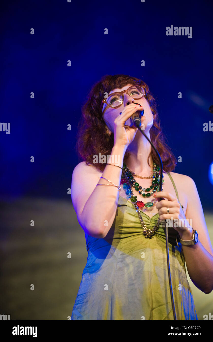 Alice-Grant singen mit Matthew Herbert Big Band auf der Bühne Brecon Jazz Festival 2011 Stockfoto