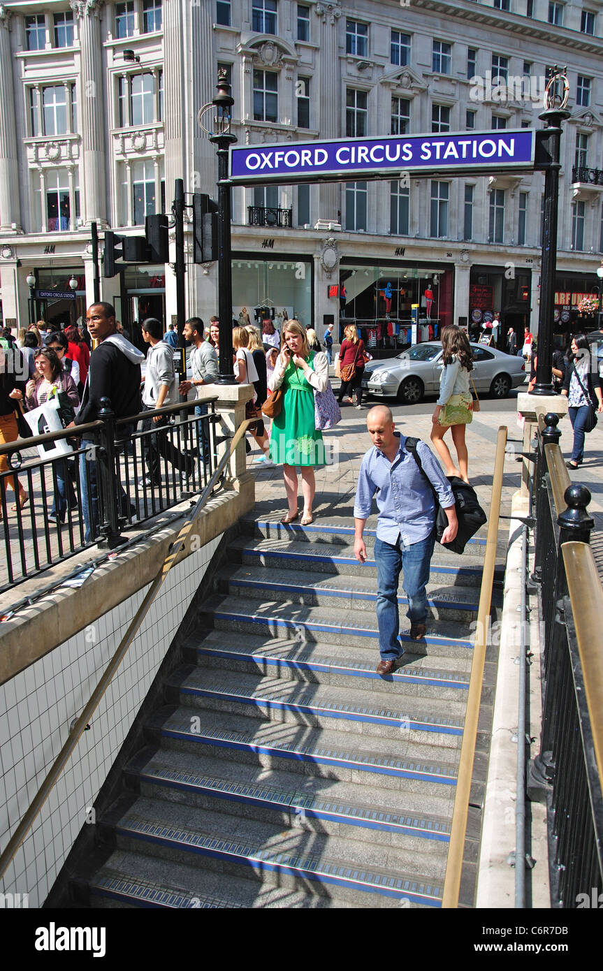 Eingang der U-Bahn-Station Oxford Circus, Oxford Street, City of Westminster, London, Greater London, England, Vereinigtes Königreich Stockfoto