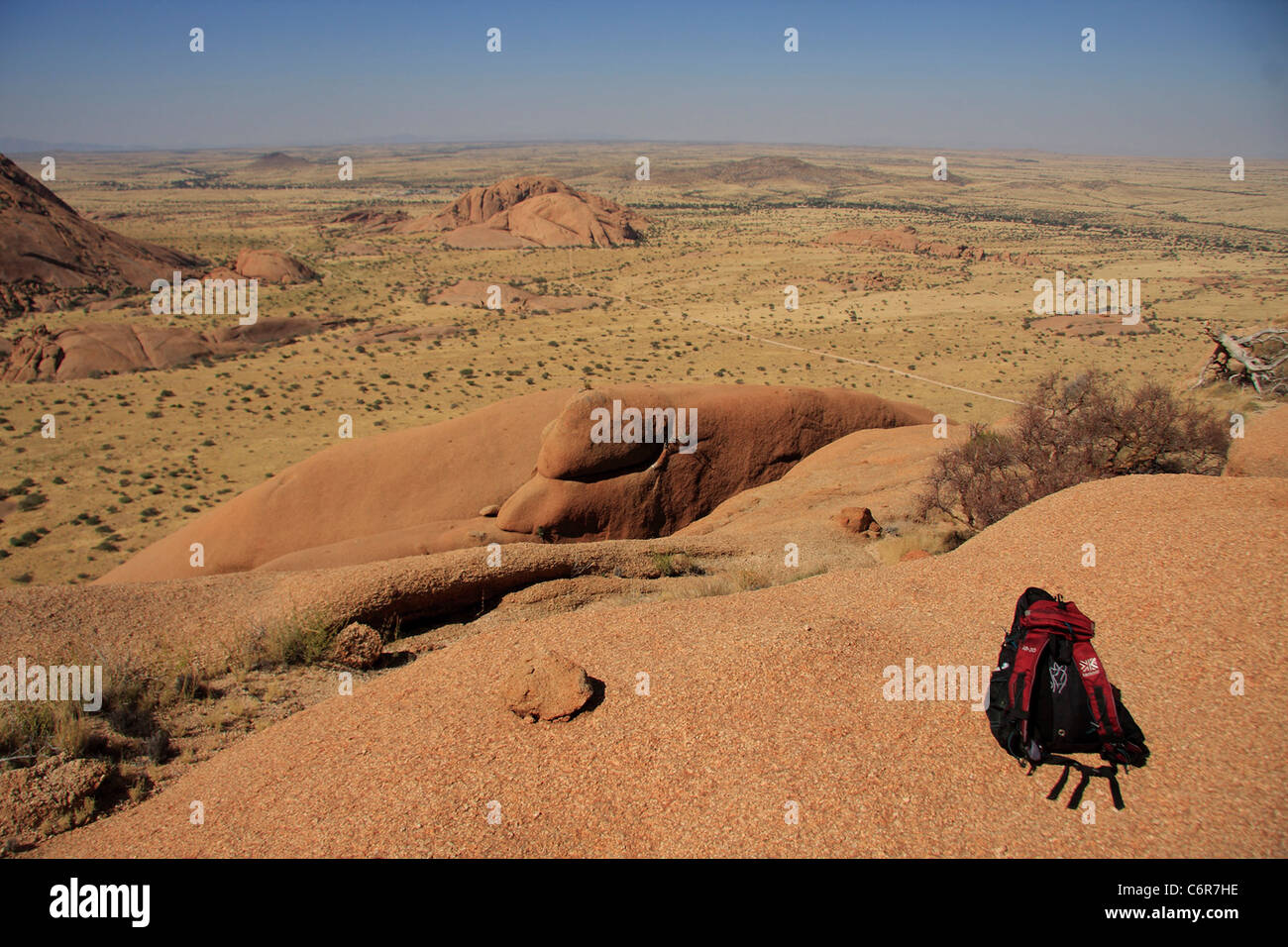 Wüstenlandschaft mit Rucksack im Vordergrund Stockfoto
