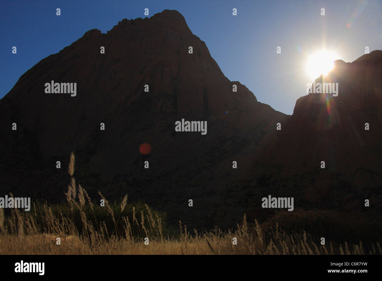 Spitzkoppe Silhouette gegen helles Sonnenlicht Stockfoto