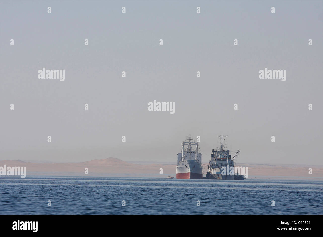 Zwei großen kommerziellen Fischerboote aus n Ufer mit Dünen im Hintergrund Stockfoto
