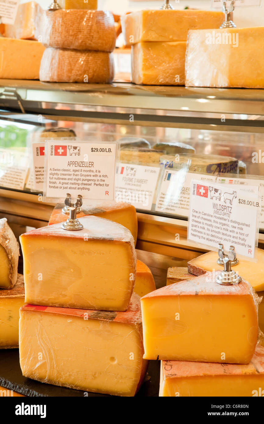 eine Auswahl an Käsesorten bei C'est Cheese, Santa Barbara, California, Vereinigte Staaten von Amerika Stockfoto