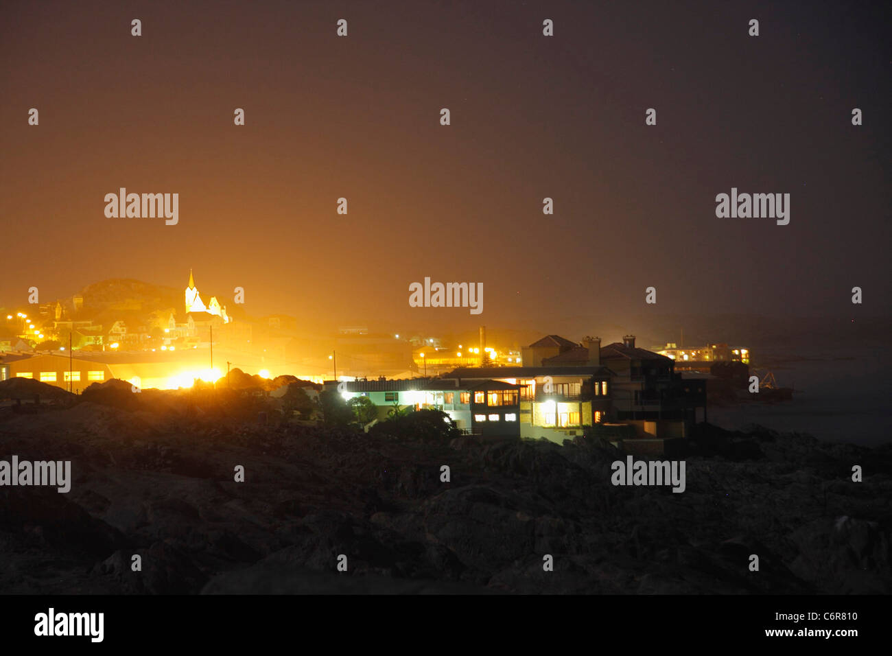 Blick über Lüderitz nachts beleuchtet Stockfoto