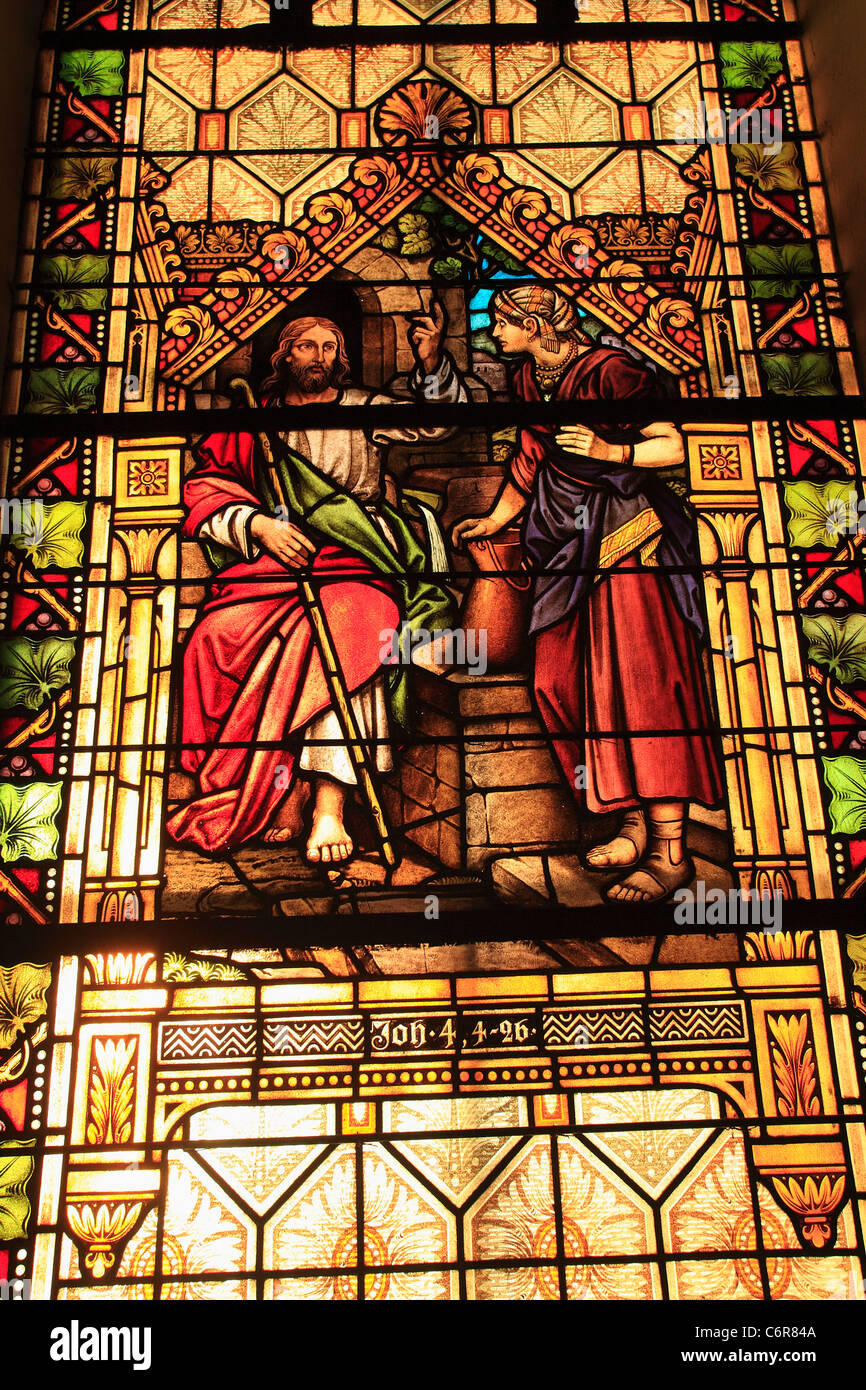 Glasfenster in der lutherischen Kirche Stockfoto