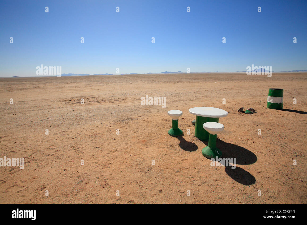 Picknick-Tische in Wüste Stockfoto