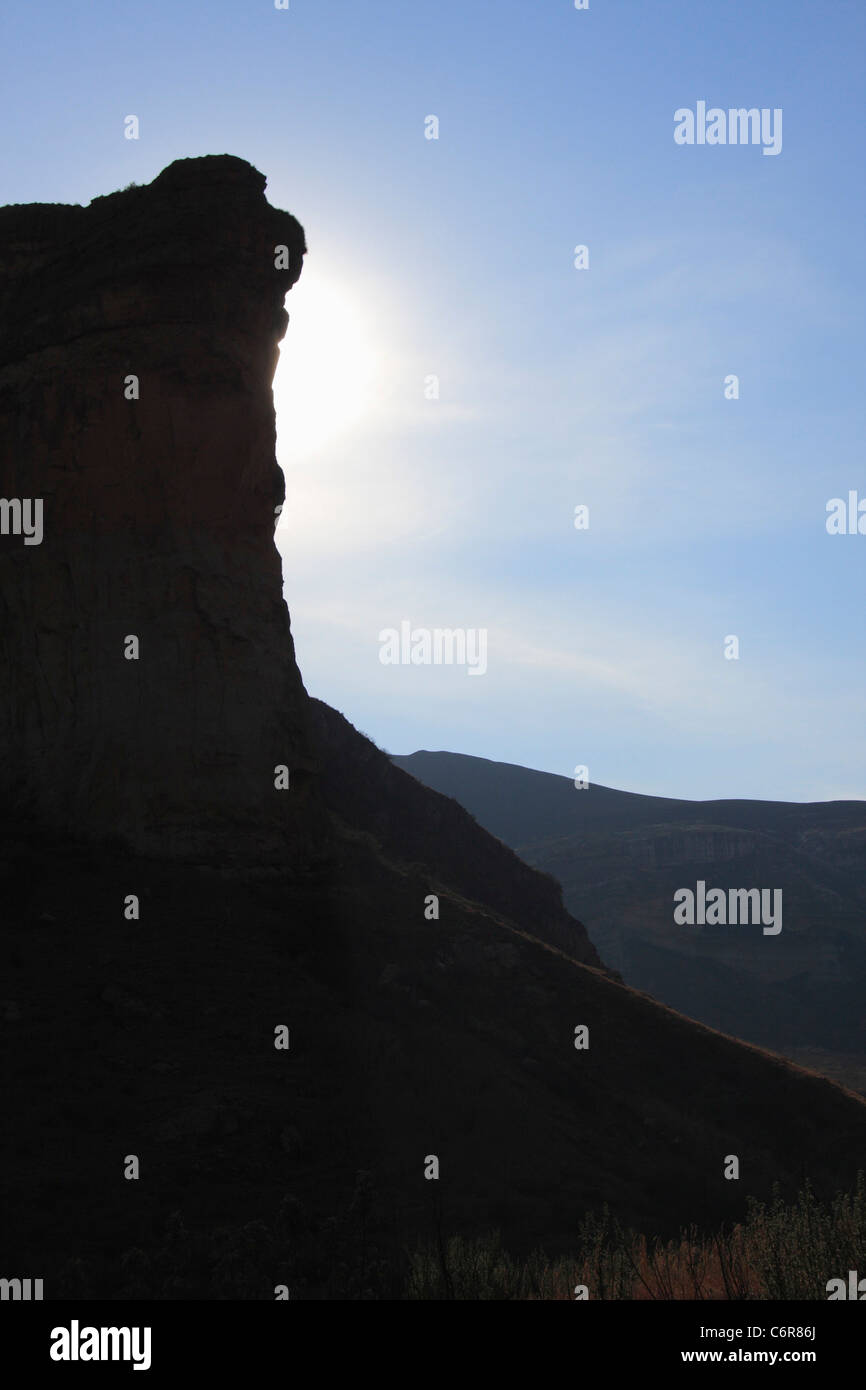 Berg-Strebepfeiler Silhouette gegen Nachmittag in der Sonne Stockfoto