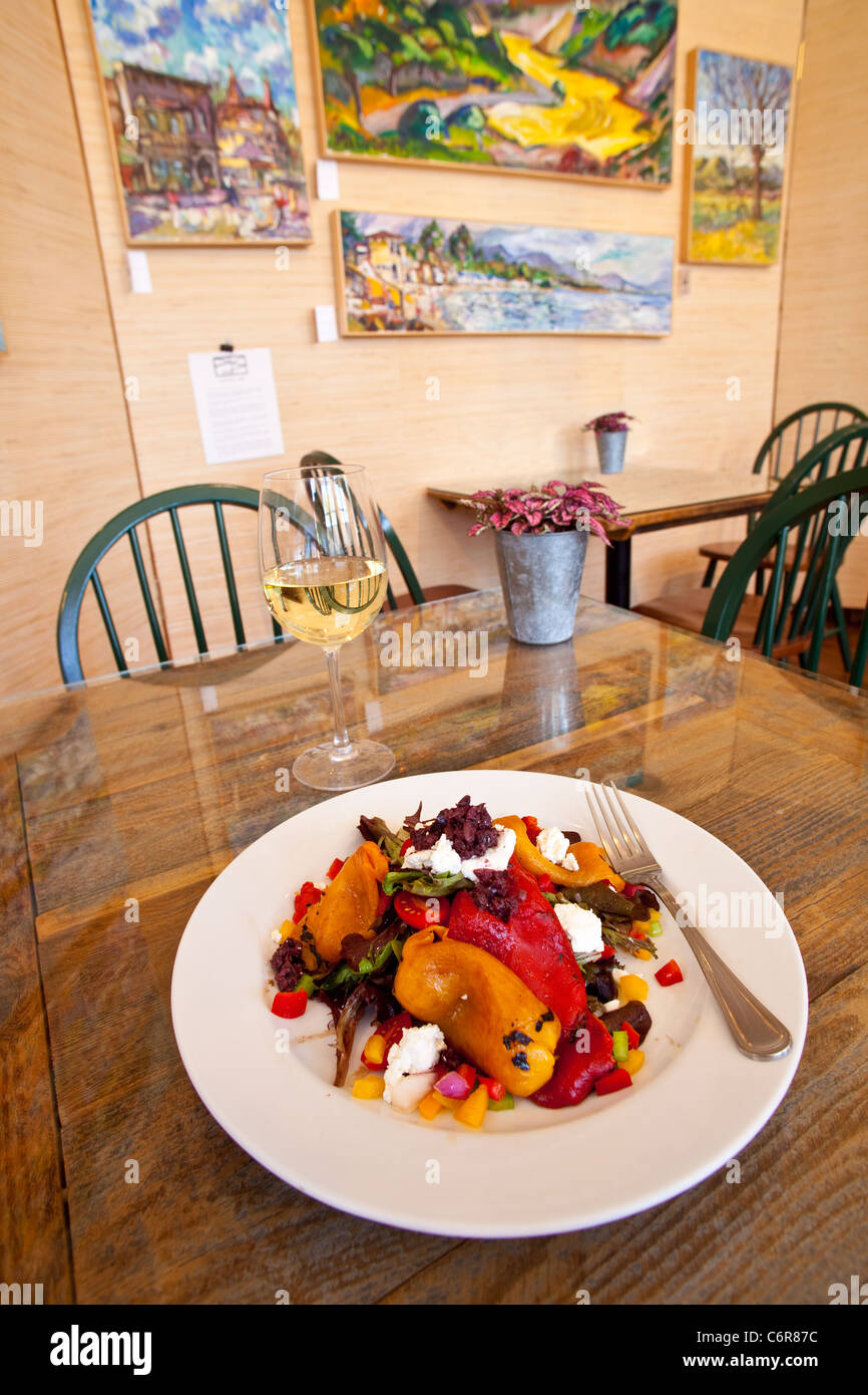 geröstete Paprika und Ziegenkäse Salat, Cafe Quackenbush, Los Alamos, California, Vereinigte Staaten von Amerika Stockfoto