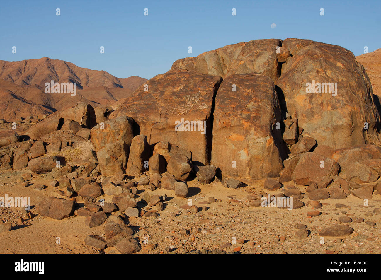 Wüstenlandschaft mit Steinen Stockfoto