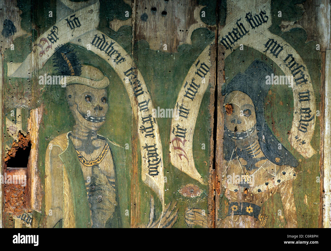 Sparham, Norfolk, Lettner, Tanz des Todes, Detail der männlichen und weiblichen Skelette gemalt Panel Panels Innenraum Innenräume Stockfoto