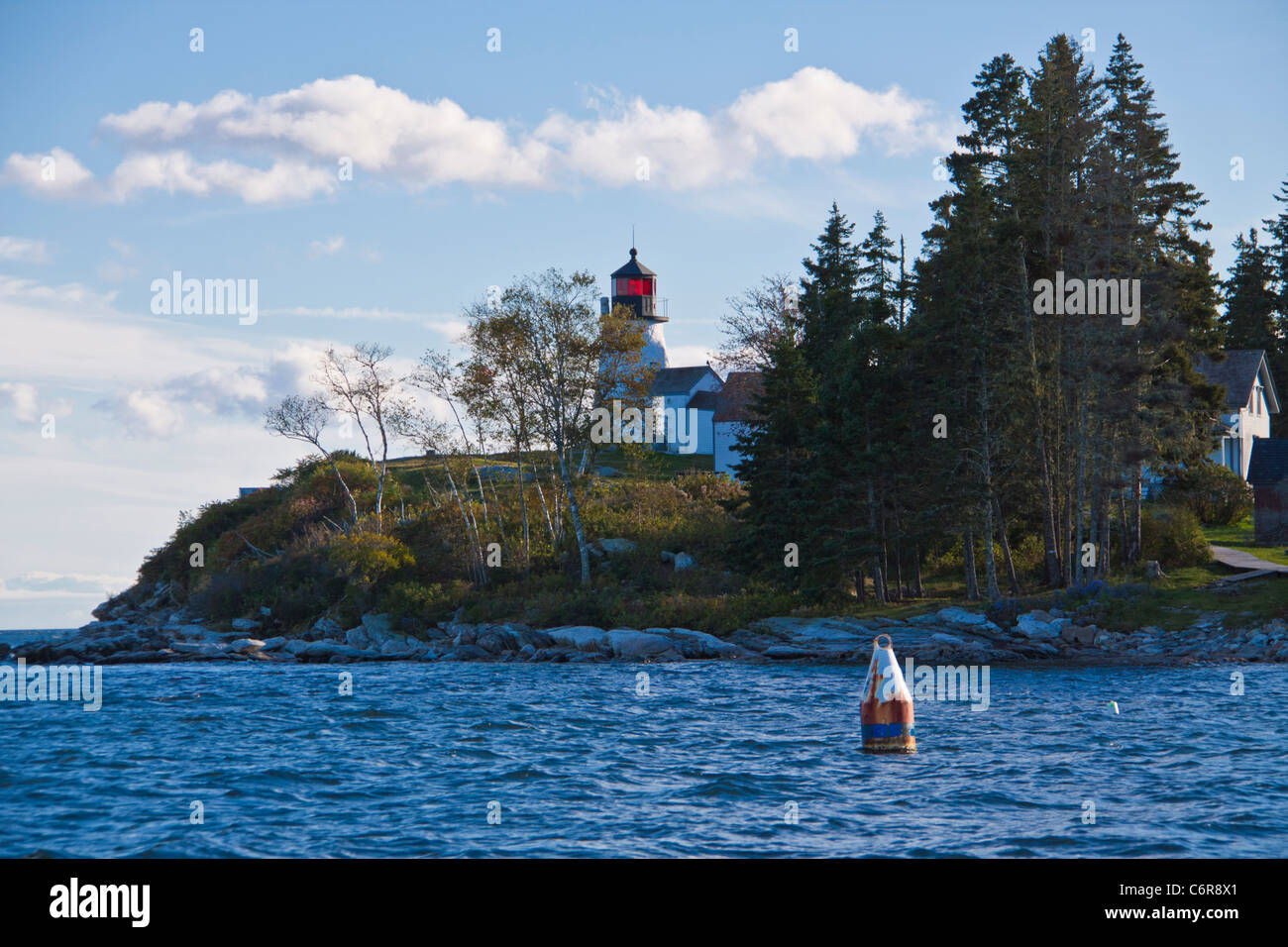 Verbrannten Insel Leuchtturm Stand Bay Harbor an der atlantischen Küste von Maine wurde 1821 gegründet. Stockfoto