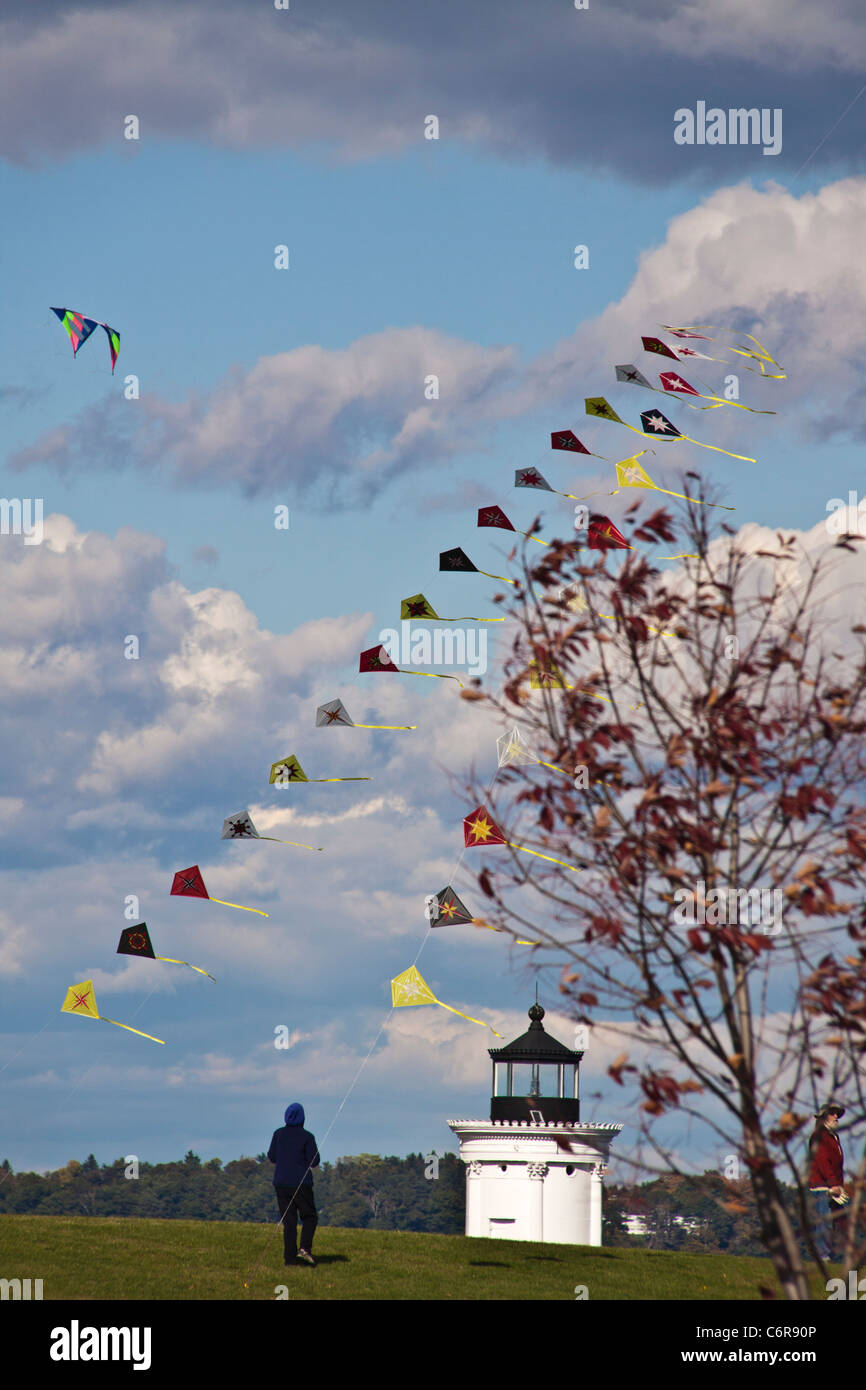 Drachen fliegen im Bug Licht Park in Portland, Maine, an der Stelle des Portland Wellenbrecher Leuchtturm. Stockfoto