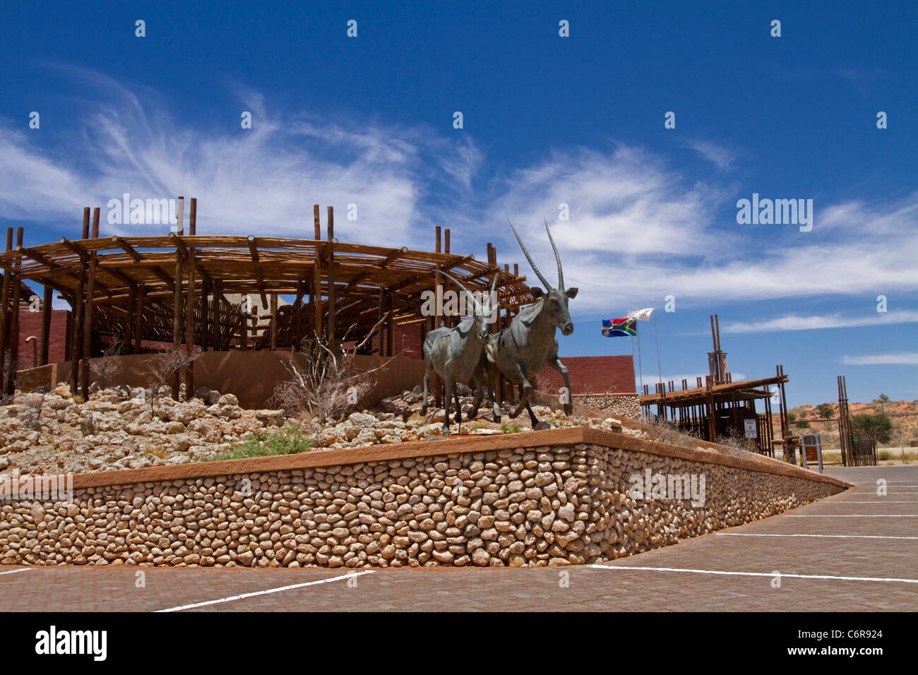 Kgalagadi Transfrontier Parkeingang mit Gemsbok (Oryx) Skulptur Stockfoto