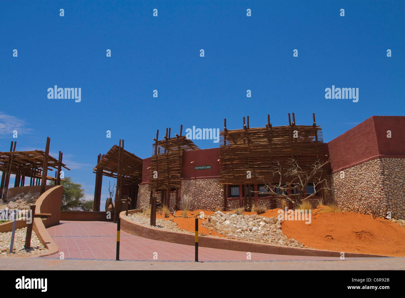 Kgalagadi Transfrontier Parkbüro und Eingang mit Gemsbock Stockfoto