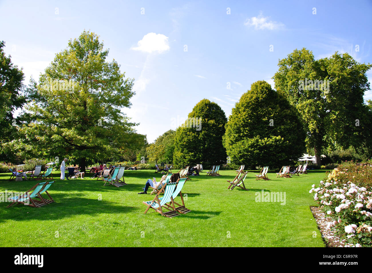 Liegestühle im Queen Mary es Gärten, Regents Park, City of Westminster, London, Greater London, England, Vereinigtes Königreich Stockfoto