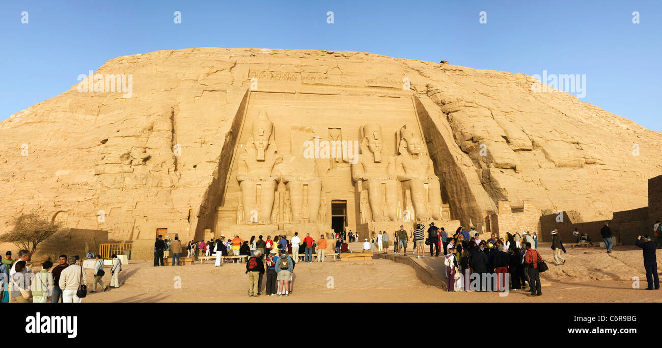 Panoramablick von der großen Tempel von Ramses II in Abu Simbel, ein UNESCO-Weltkulturerbe am Ufer des Nasser-See, Ägypten Stockfoto