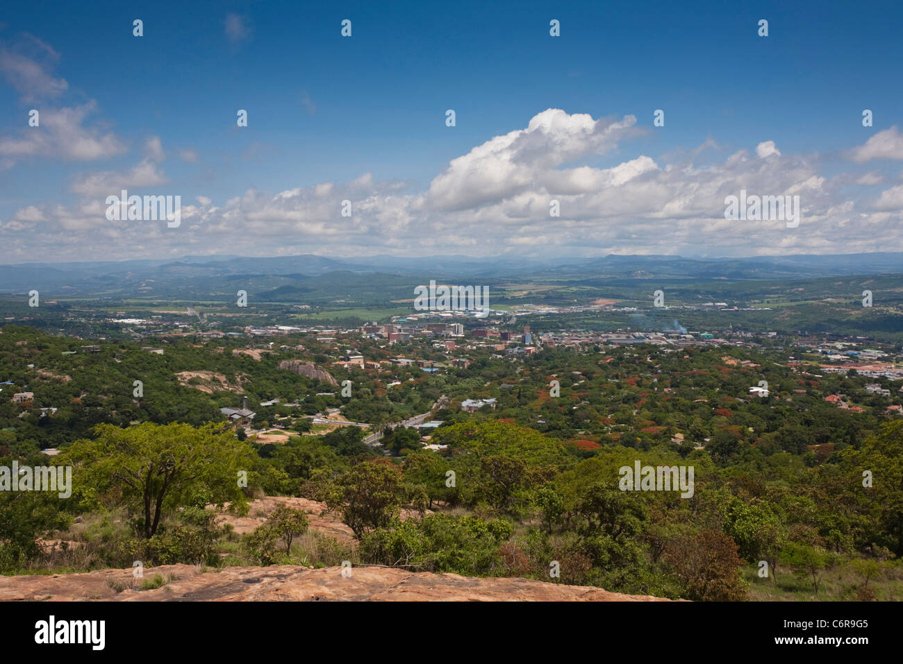 Malerische Aussicht von Nelspruit Stadt und den umliegenden Vororten in Richtung fernen Berge Stockfoto